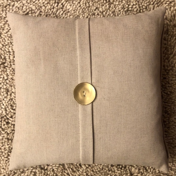throw pillows with large buttons